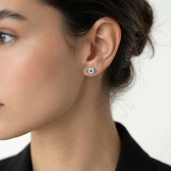 עגיל עין Yara צמוד מכסף 925 עם זרקונים כחולים ולבנים על הדוגמנית