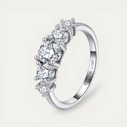 טבעת Arya מכסף 925 עם אבני מואסיניט