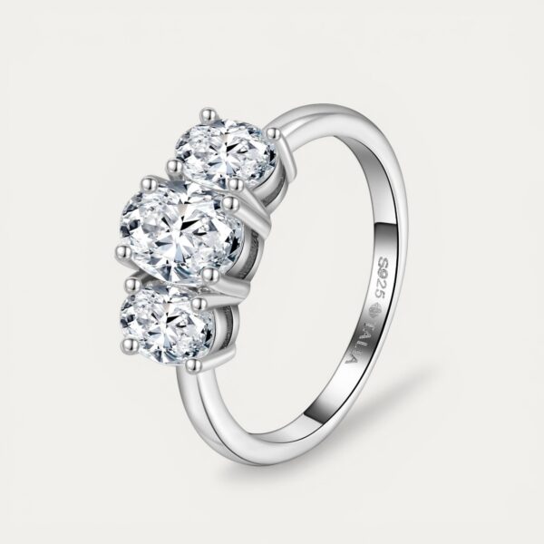 טבעת Trio מכסף 925 עם שלוש אבני מואסיניט