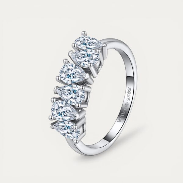 טבעת Pears מכסף 925 עם אבני מואסיניט בצורת טיפה