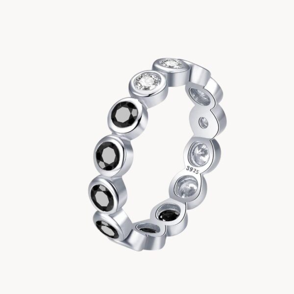 טבעת Black and White gold עשויה כסף 925 עם 14 אבני מואסיניט עגולות
