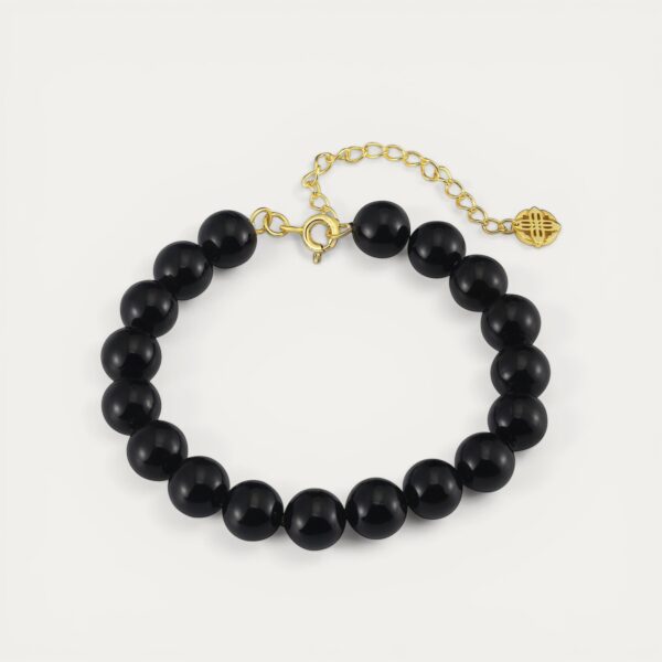 צמיד Caviar מאבן Onyx טבעית בגוון שחור עמוק עם סוגר בציפוי זהב