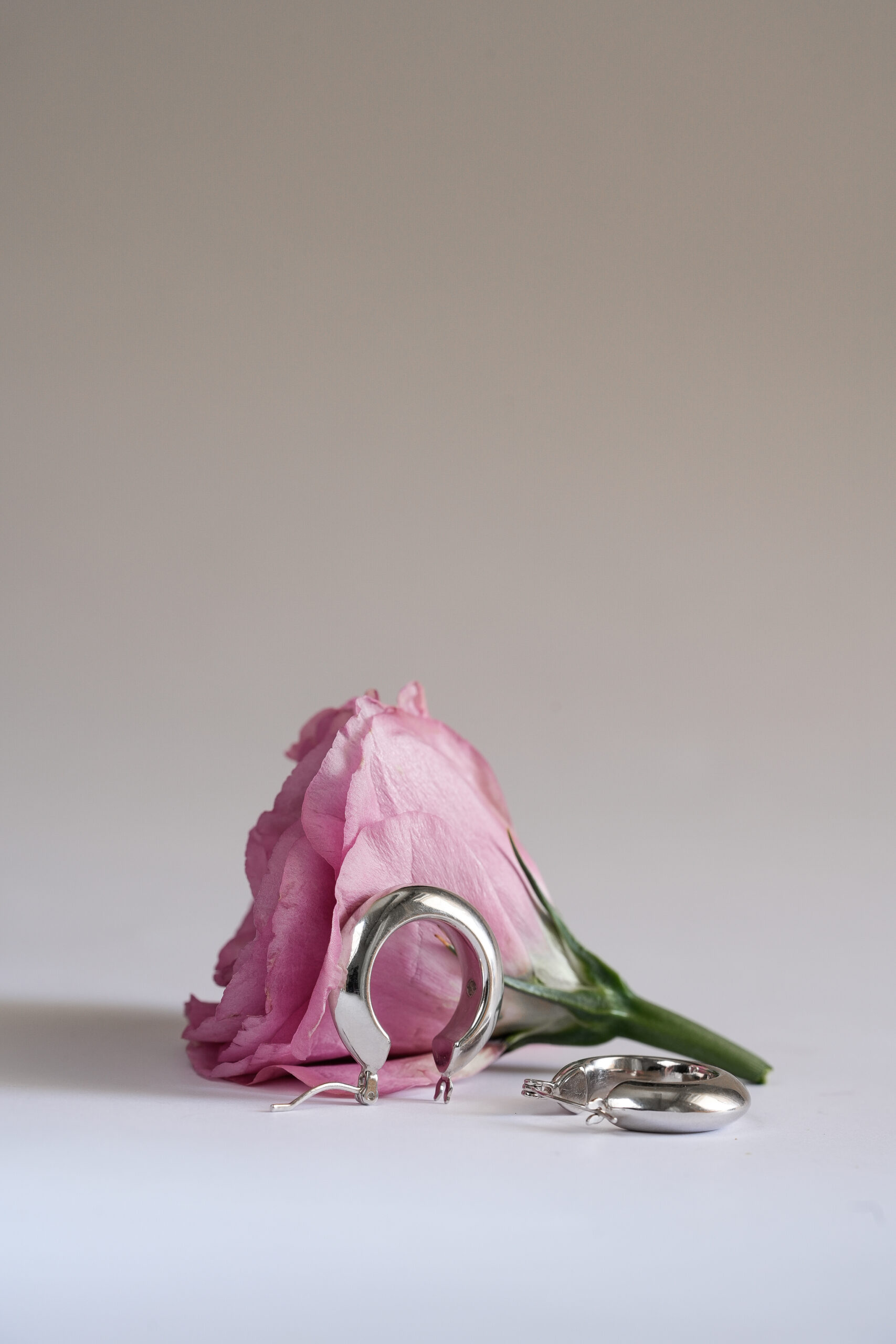 _DSC0154 2 עגילי LULU כסף 925 בעיצוב חישוק