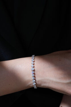 תקריב על שיבוץ האבנים בגודל 3–4 מ"מ