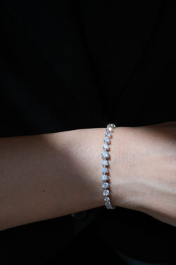 צמיד טניס Degree על פרק היד