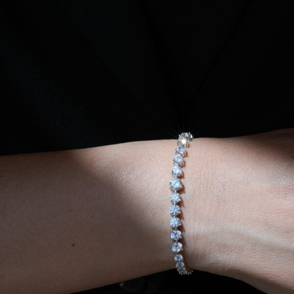 צמיד טניס Degree על פרק היד