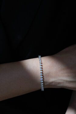 תקריב של אבני 3 מ"מ בצמיד טניס Trio