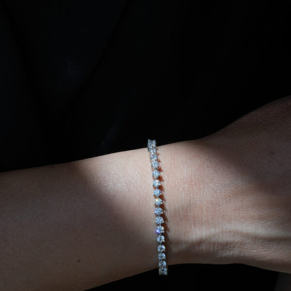 תקריב של אבני 3 מ"מ בצמיד טניס Trio