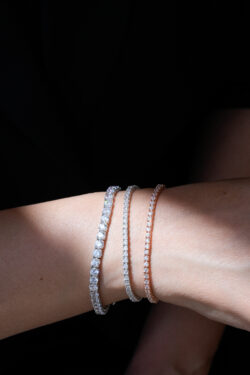 צמיד כסף Lori לצד שעון אלגנטי