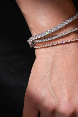 תקריב על שיבוץ אבני CZ בגודל 2 מ"מ