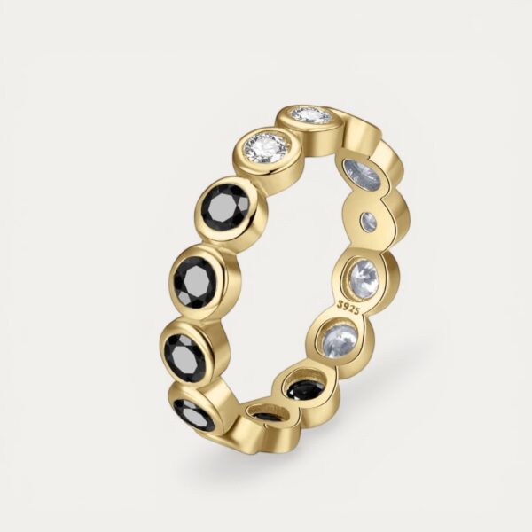 טבעת Black and White gold בציפוי זהב עם 14 אבני מואסיניט עגולות מבריקות