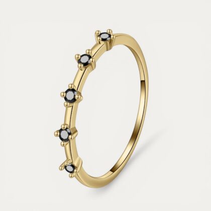 טבעת The Queen Gold בציפוי זהב 14 קארט עם שיבוץ אבני מואסיניט