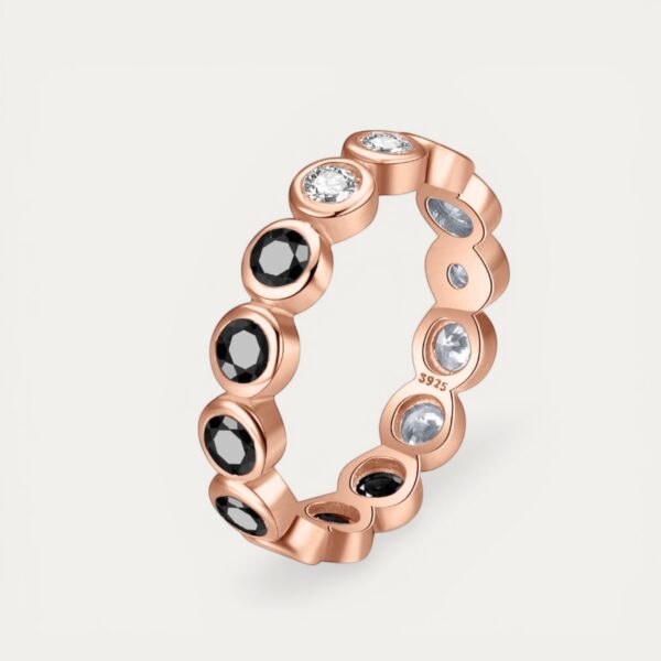 טבעת רוז גולד עם שיבוץ 14 אבני מואסיניט עגולות ונוצצות בגודל 3 מ"מ