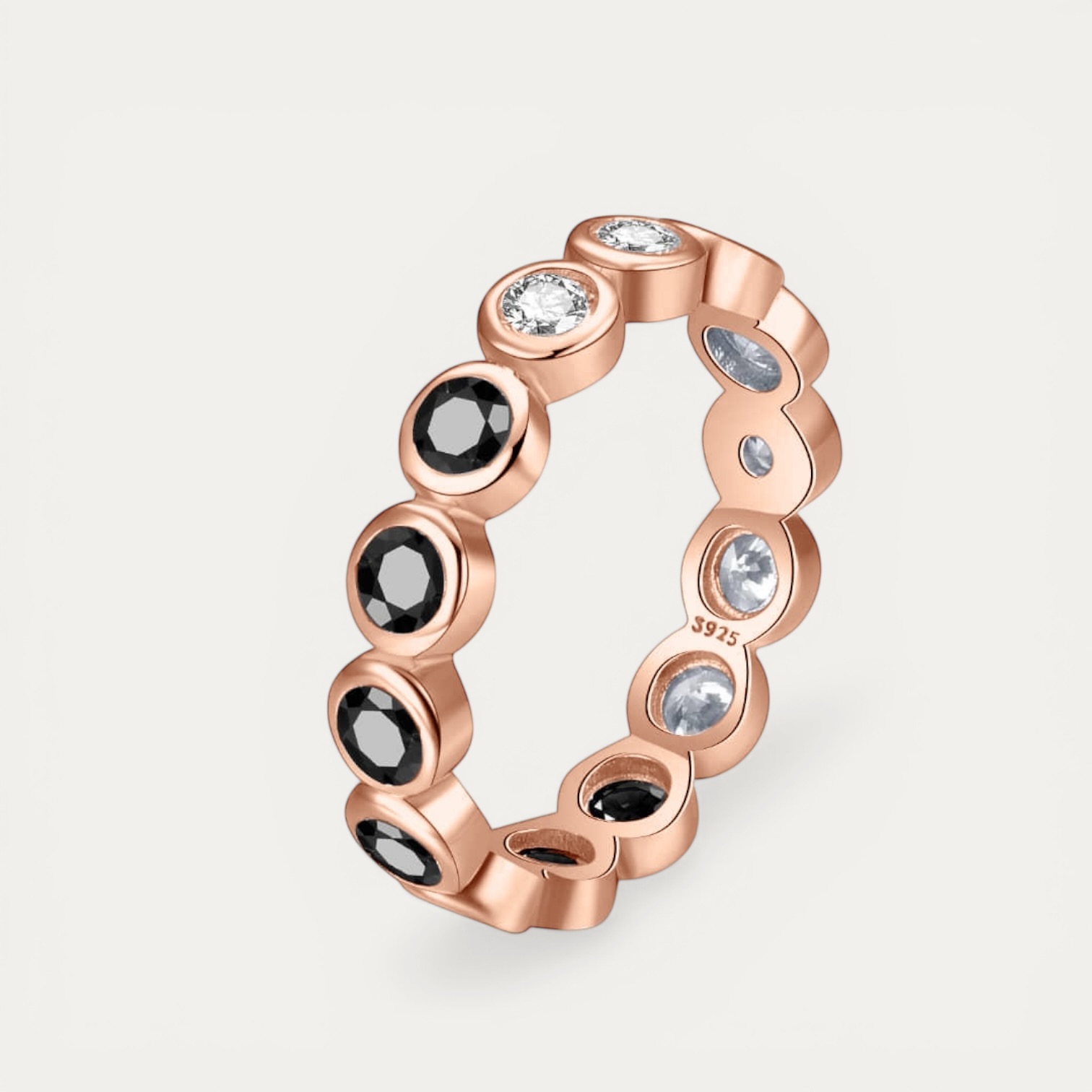 IMG_5599.JPG טבעת רוז גולד עם שיבוץ 14 אבני מואסיניט עגולות ונוצצות בגודל 3 מ"מ