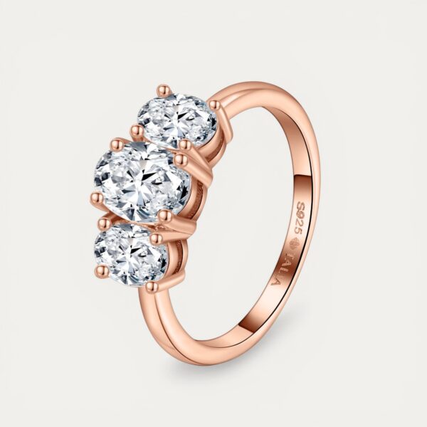 טבעת Trio Rose – טבעת רוז גולד עם שלוש אבני מואסיניט אובליות