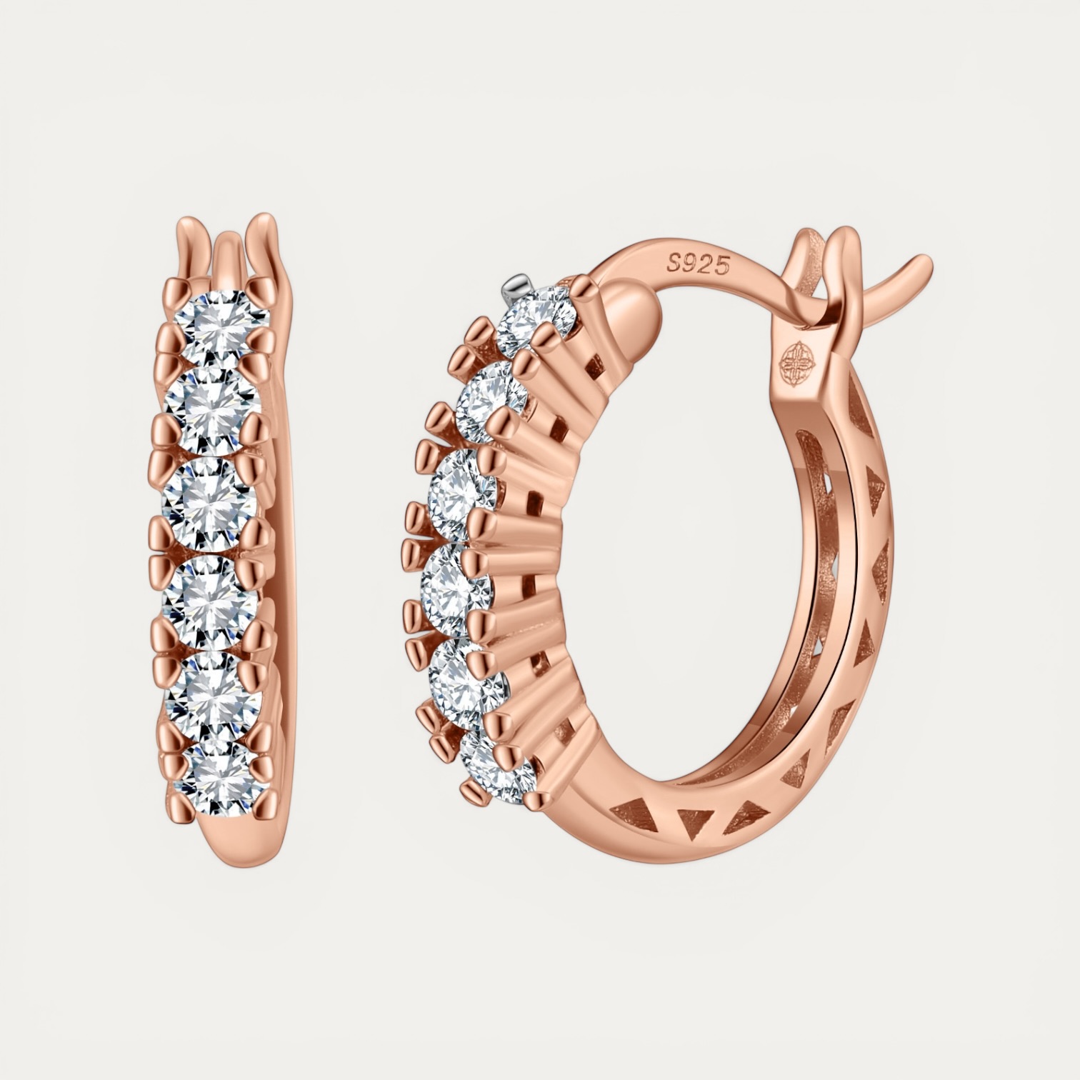 IMG_5610.JPG עגילי חישוק קטנים בשיבוץ אבני מואסינייט עשויים כסף 925 בציפוי רוז גולד.