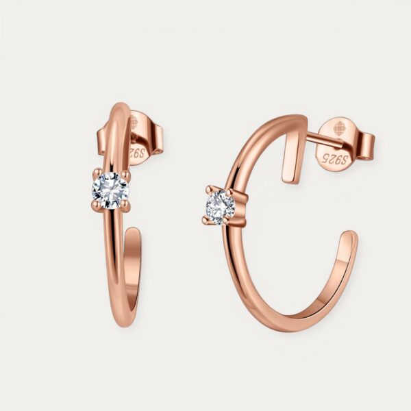 עגיל Jules Rose מכסף 925 בציפוי רוז גולד עם אבן מואסיניט נוצצת