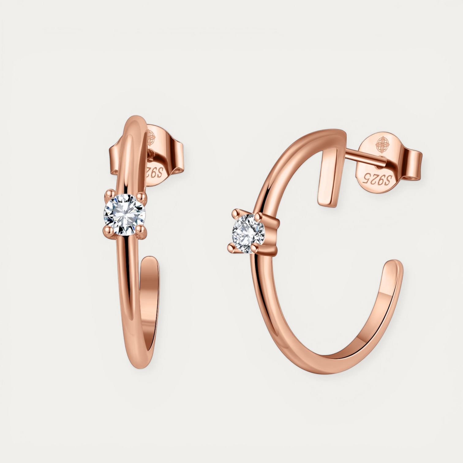 IMG_5616.JPG עגיל Jules Rose מכסף 925 בציפוי רוז גולד עם אבן מואסיניט נוצצת