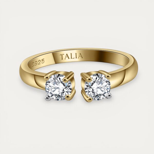 טבעת Jenny gold בציפוי זהב עם שני יהלומי מואסינייט עגולים בגודל 4 מ"מ