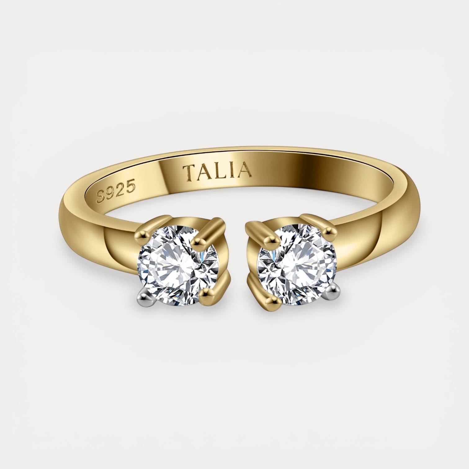 IMG_5637.JPG טבעת Jenny gold בציפוי זהב עם שני יהלומי מואסינייט עגולים בגודל 4 מ"מ