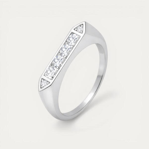 טבעת Line מכסף 925 עם שיבוץ אבני CZ – עיצוב ישר ונקי