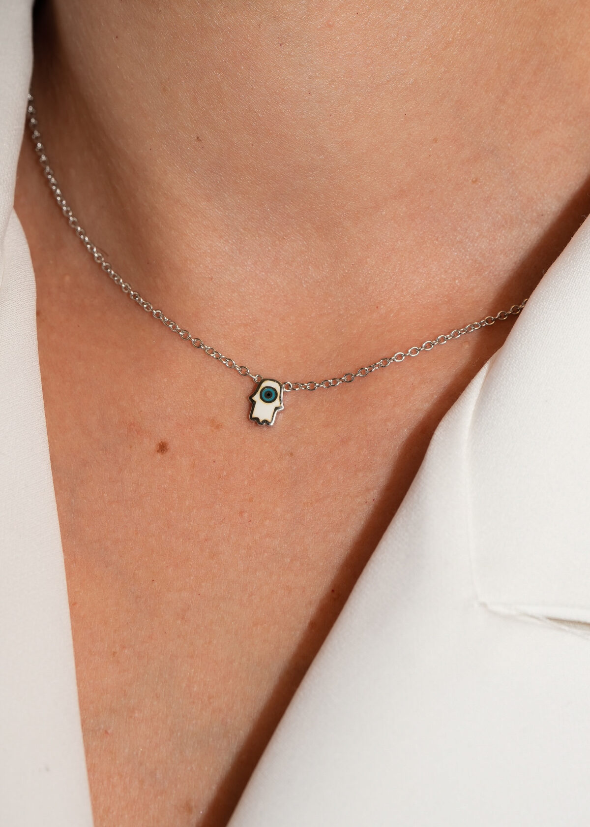 שרשרת White Hamsa עם תליון חמסה לבן ועין תכלת