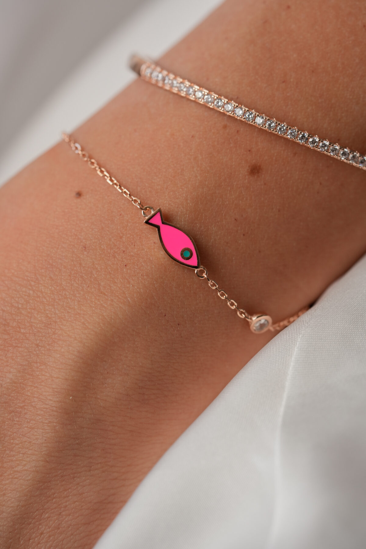 צמיד pink fish מכסף 925 בציפוי רוז גולד עם תליון דג אמייל ושיבוץ ZC