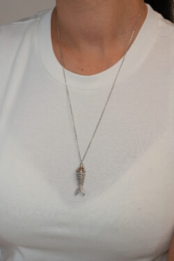 שרשרת silver fish מכסף 925 על צוואר של דוגמנית