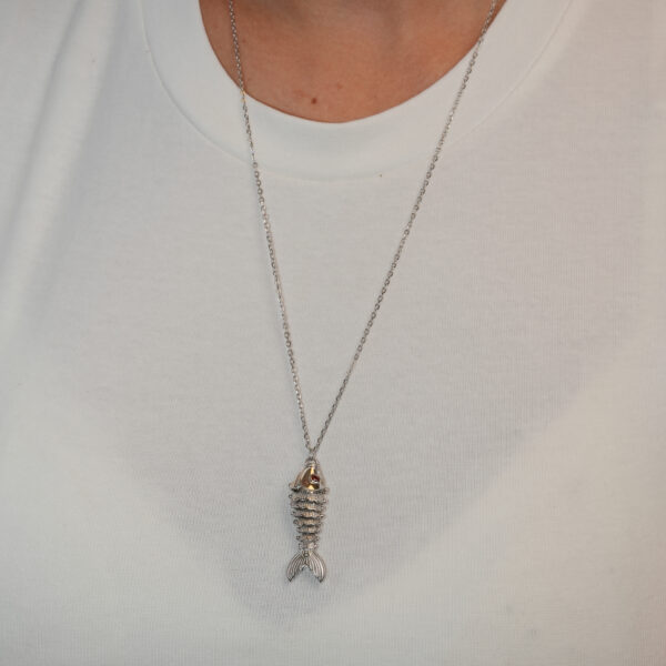 שרשרת silver fish מכסף 925 על צוואר של דוגמנית
