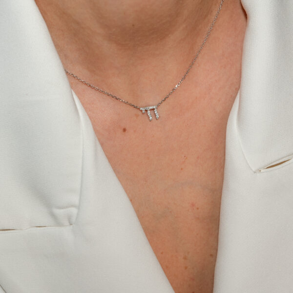 שרשרת CHAY על צוואר דוגמנית – תליון חי משובץ זרקונים בעיצוב נקי