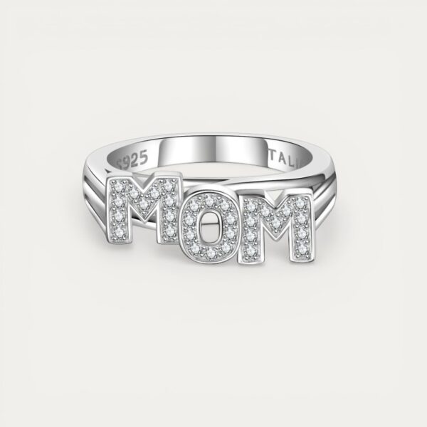 טבעת MOM עשויה כסף 925 עם כיתוב MOM משובץ זרקונים, מיועדת לענידה על הזרת
