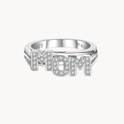 טבעת MOM עשויה כסף 925 עם כיתוב MOM משובץ זרקונים, מיועדת לענידה על הזרת