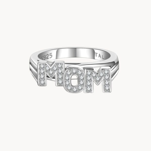 טבעת MOM עשויה כסף 925 עם כיתוב MOM משובץ זרקונים, מיועדת לענידה על הזרת