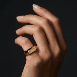 טבעת Diva בציפוי זהב 14K עם שיבוץ מואסיניט ענק 33 מ״מ על דוגמנית