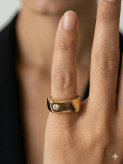 טבעת Diva בציפוי זהב 14K עם שיבוץ מואסיניט ענק 33 מ״מ על הדוגמנית