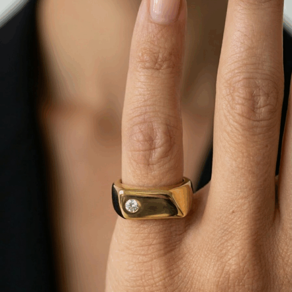 טבעת Diva בציפוי זהב 14K עם שיבוץ מואסיניט ענק 33 מ״מ על הדוגמנית
