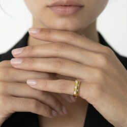 טבעת Lumière בציפוי זהב 14K בעיצוב משולש עם 5 אבני מואסיניט על הדוגמנית