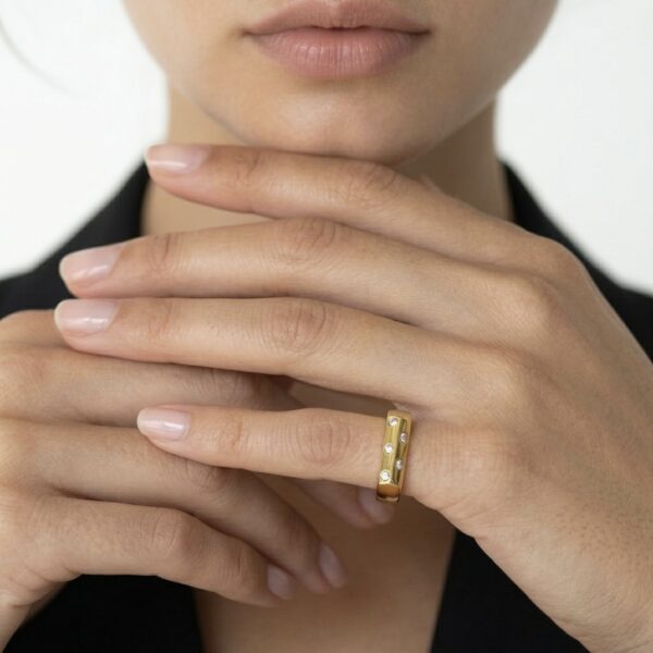 טבעת Lumière בציפוי זהב 14K בעיצוב משולש עם 5 אבני מואסיניט על הדוגמנית