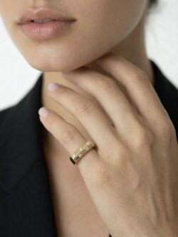 טבעת Lumière בציפוי זהב 14K בעיצוב משולש עם 5 אבני מואסיניט על דוגמנית