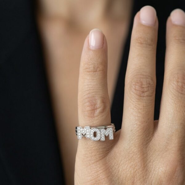טבעת MOM עשויה כסף 925 עם כיתוב MOM משובץ זרקונים, מיועדת לענידה על הזרת צילום על הדוגמנית