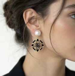 עגיל Éme עשוי כסף 925 בציפוי זהב 14 קארט עם פנינה ממים מתוקים ואמייל שחור על הדוגמנית