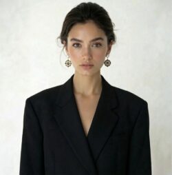 עגיל Éme עשוי כסף 925 בציפוי זהב 14 קארט עם פנינה מים מתוקים ואמייל שחור על דוגמנית