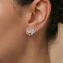 עגילי כסף צמודים בעיצוב פרח - דגם Petal