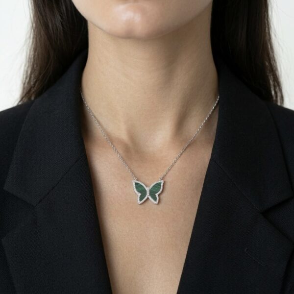 Emerald Butterfly - שרשרת כסף 925 עם תליון פרפר ירוק וזרקונים עם הדוגמנית