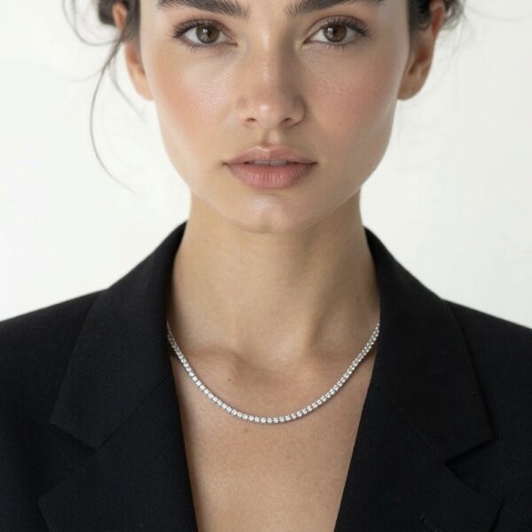 תמונת תקריב של השרשרת על הדוגמנית