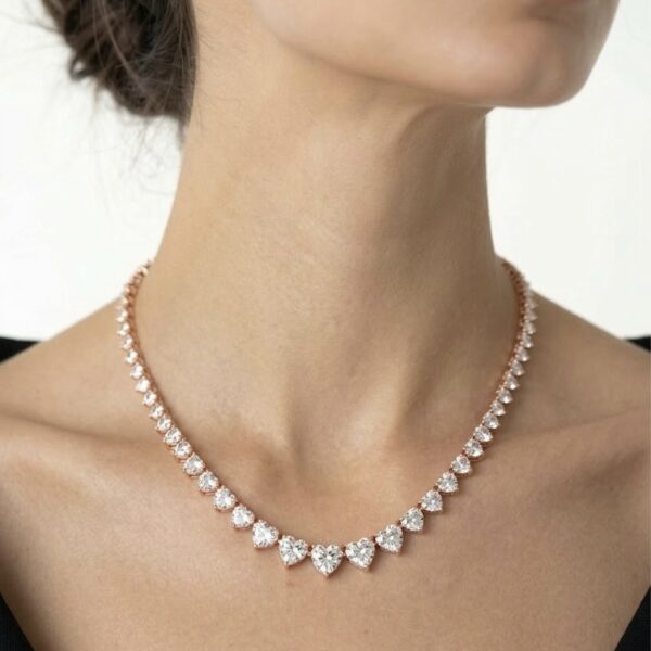 תמונת שרשרת שיבוץ לבבות בתקריב על הדוגמנית