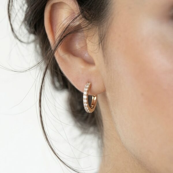 צילום של העגיל חישוק בתקריב על דוגמנית