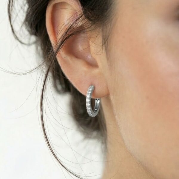 צילום של העגיל חישוק בתקריב על דוגמנית