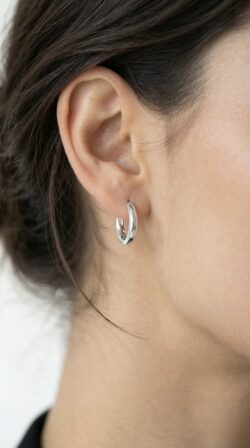 Silver 925 Hoops 12mm - עגילי חישוק חלקים על אוזן הדוגמנית