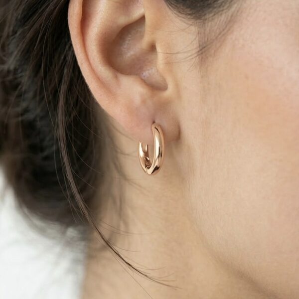 Rose Gold Plated 12mm Hoops - עגילי חישוק כסף 925 בציפוי רוז גולד על אוזן הדוגמנית